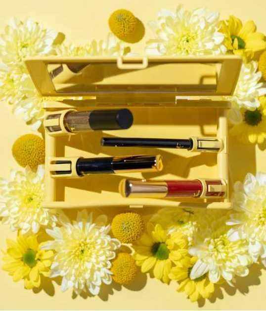 Elegant aufgebaute Wimpern